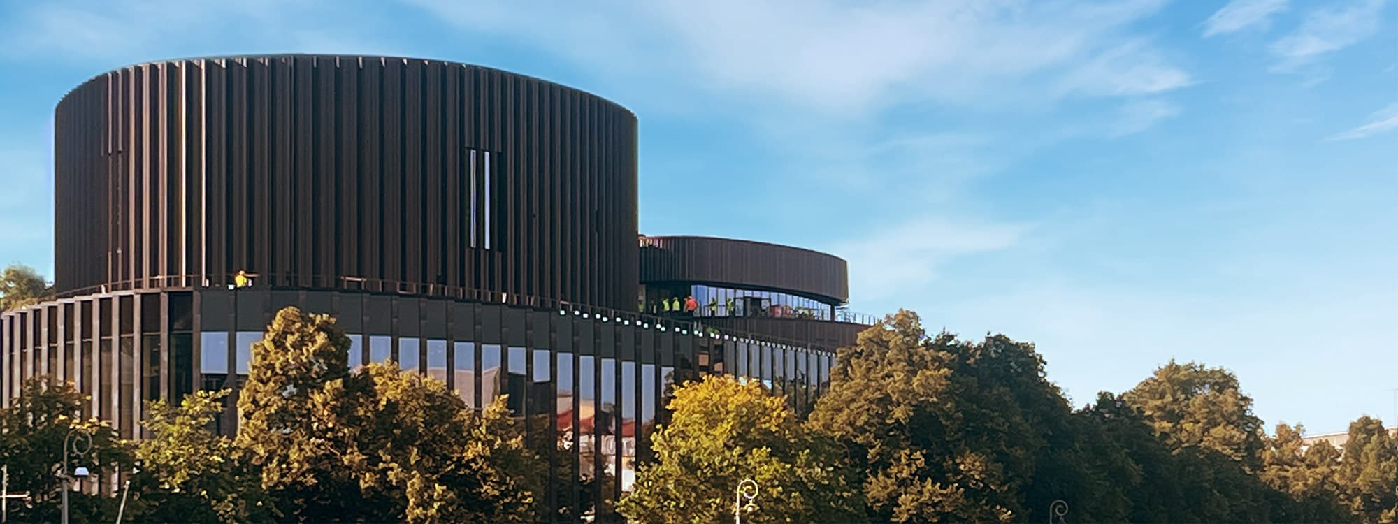 Turun musiikkitalo Fuugan kaareva, pystysäleinen julkisivu sinistä taivasta vasten.